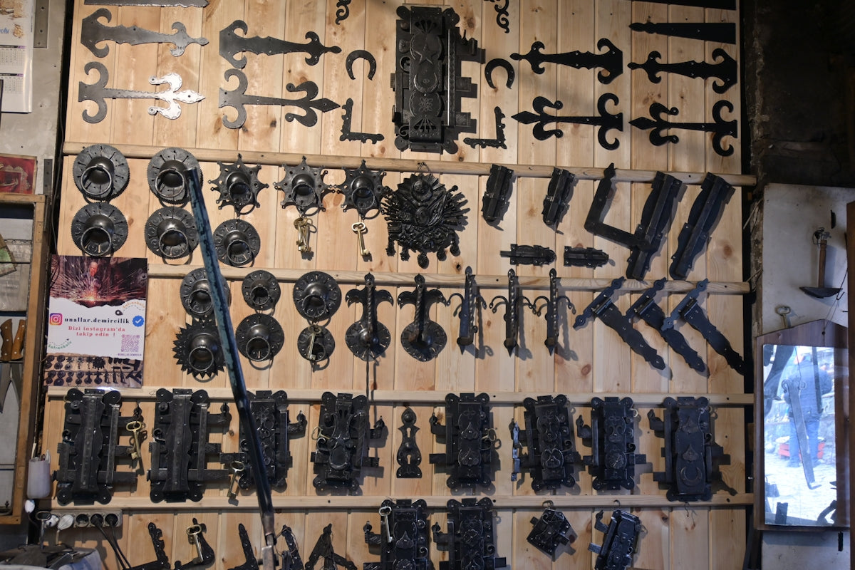 A bunch of tools are hanging on a wall